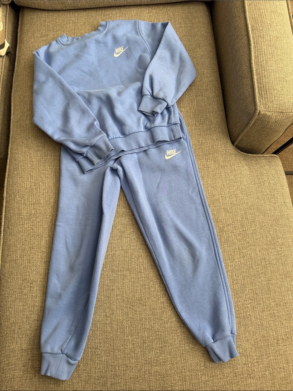 Nike jogger sweat suit set, child size small, great condition!